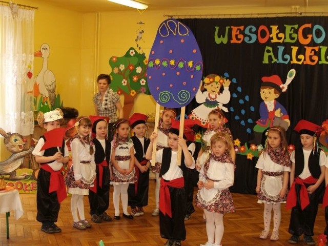 Dzieci z filii Przedszkola numer 11 w Radomiu wystąpiły na scenie w specjalnie przygotowanych strojach