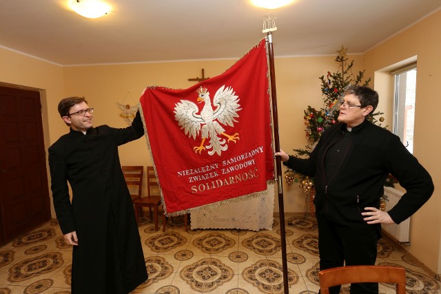 Parafia w Jurowcach otrzymała piękny sztandar z czasów Solidarności