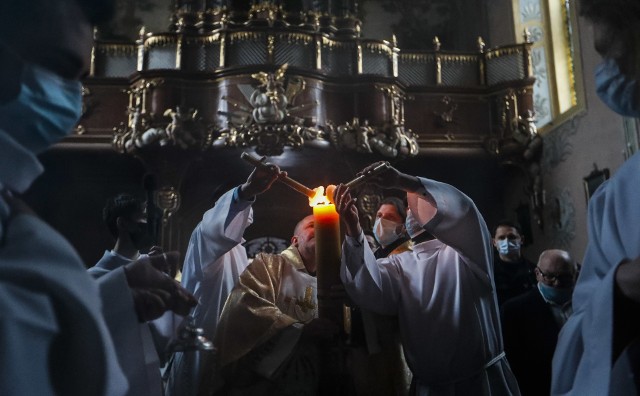 Poświęcenie ognia i wody - Wielka Sobota - w klasztorze Ojców Bernardynów w Rzeszowie.