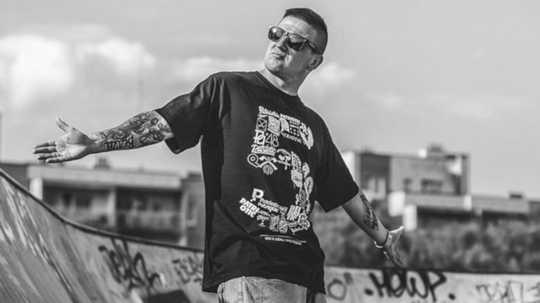 Nie żyje Bezczel. Znany raper Michał Banaszek zmarł nagle w wieku 37 lat. Ujawniono szczegóły pogrzebu białostockiego artysty