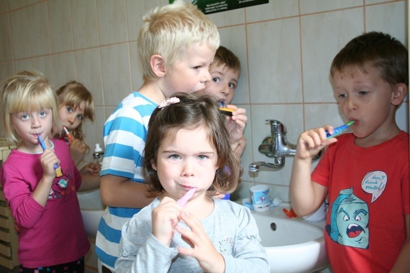 Tak o 12.00 myły ząbki przedszkolaki z grupy Słoneczka