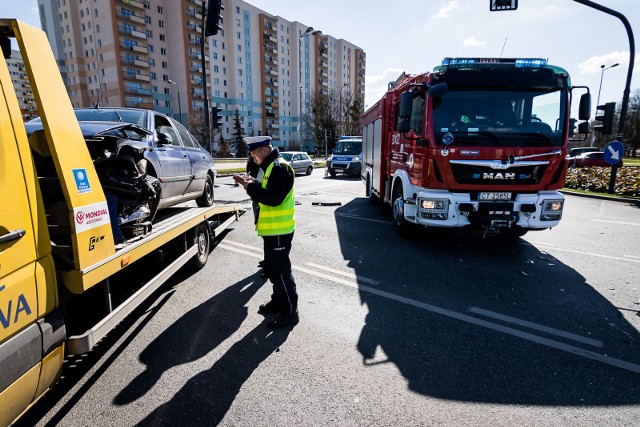 Około godziny 11 na rondzie Skrzetuskim w Bydgoszczy doszło do wypadku z udziałem osobowego peugeota i autobusu miejskiego linii 59. Na miejscu były spore utrudnienia w ruchu. Najlepsze szlaki rowerowe w naszym regionie [zdjęcia]Kiedy zmieniło się światło na zielone, kierowca peugeota chcąc zmienić pas ruchu podjechał pod przód autobusu linii 59. W wyniku wypadku trzy osoby podróżujące autobusem doznały ogólnych potłuczeń. Zajęła się nimi ekipa pogotowia ratunkowego. Okoliczności wypadku wyjaśniają policjanci. INFO Z POLSKI - przegląd najciekawszych informacji ostatnich dni w kraju.