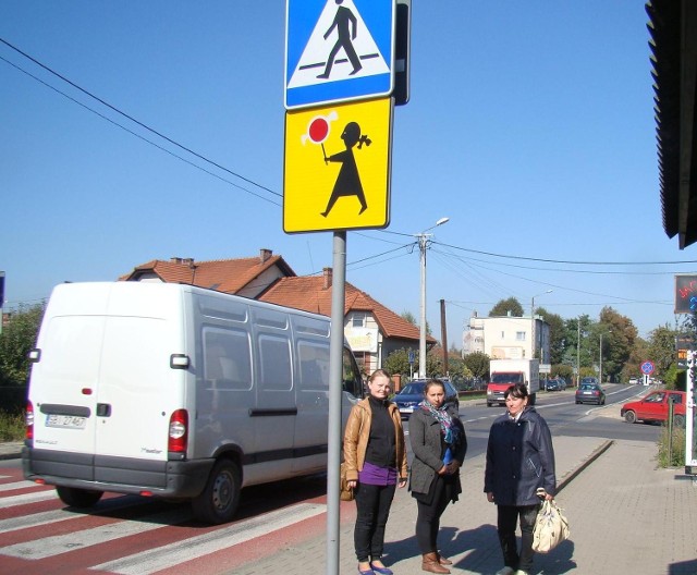 Katarzyna Klęczar, Bożena Gabryś i Angelika Froń przed przejściem, gdzie doszło do tragicznego wypadku