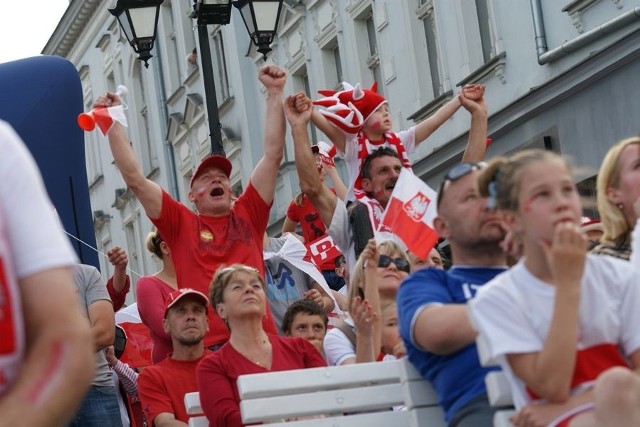 Przez durne wybryki pseudokibiców, wielu inowrocławian nie będzie już wspólnie dopingować biało-czerwonych na placu przed Teatrem Miejskim...