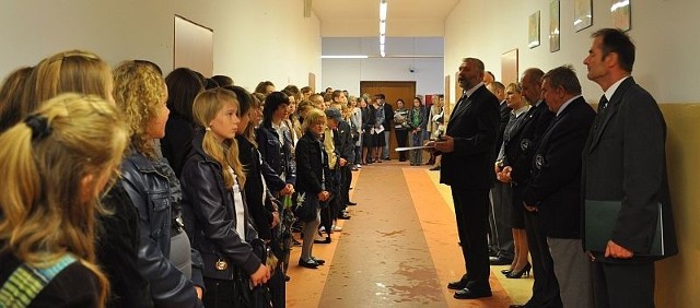 Rozpoczęcie roku w gimnazjum odbyło się na korytarzu szkolnym. 