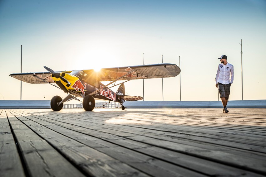 Jeden z najlepszych na świecie pilotów wyścigowych Łukasz Czepiela wylądował samolotem na molo w Sopocie