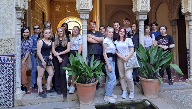 Grupa uczniów ZSE (ekonomik) w Radomsku podczas stażu zawodowego w Hiszpanii ma okazję pracować i zwiedzać