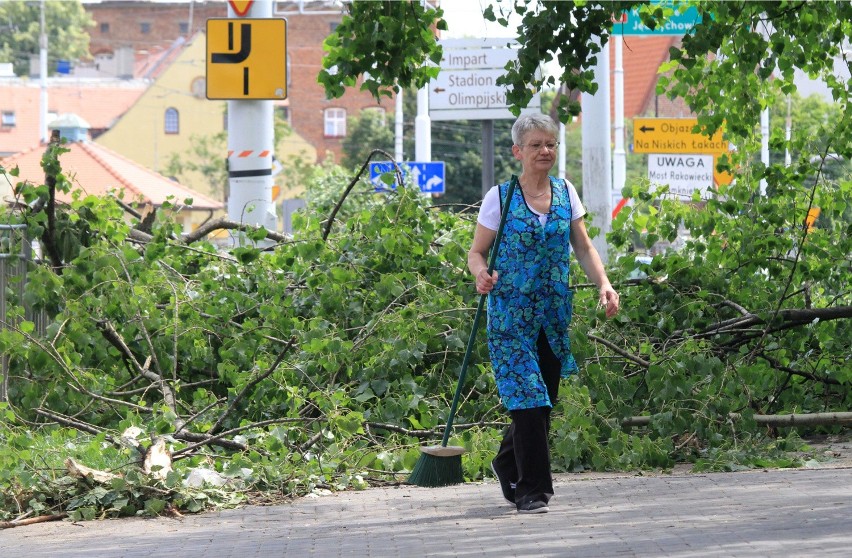 Skutki wichury, która przeszła nad miastem w nocy z...