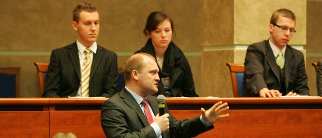 Młodzi ludzie, którzy podczas wczorajszej debaty całkowicie przejęli władzę, najwięcej pytań kierowali do prezydenta miasta Piotra Krzystka (nazdjęciu).