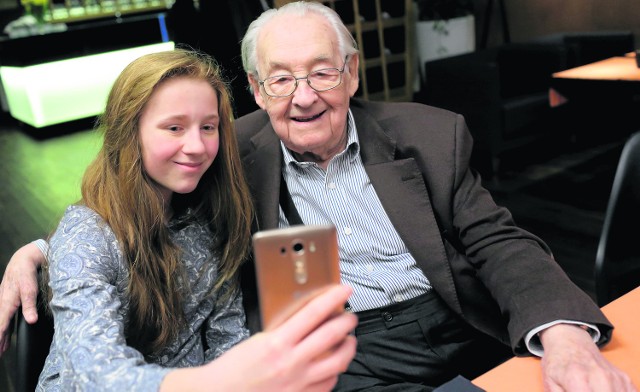 Pan Andrzej Wajda nie miał oporów, żeby zrobić sobie ze mną selfie - mówi Julia. - Chętnie się uśmiechnął. A nawet poradził, jak przesunąć telefon, żeby kadr wyszedł lepszy.