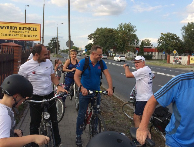 Ireneusz Stachowiak, kandydat na prezydenta Inowrocławia wybrał się wraz ze znajomymi na wycieczkę po swoim mieście. Poniżej jego wrażenia z przejazdu jednośladem."Wyprawa rowerowa, to aktywnie spędzony czas z rodziną i przyjaciółmi. Rowery przygotowane, czas wyruszyć i… tutaj zaczynają się problemy. Inowrocław nie jest do końca przyjazny rowerzystom. Chcemy oddychać czystym powietrzem w naszym mieście. Dlatego musimy zachęcić inowrocławian do korzystania z rowerów, stwarzając odpowiednie warunki dla  rozwoju ruchu rowerowego.Największą bolączką cyklistów jest brak skomunikowania już istniejących ścieżek, którymi trudno przejechać z odległych części miasta np. do centrum czy uzdrowiska. Zdarza się, że szlaki są słabo oznaczone, a przejścia dla pieszych nieoznakowane. Na terenie całego miasta brakuje informacji kierunkowych dla rowerzystów. Wiele ścieżek przechodzi w pobliżu przystanków, na których stoją piesi i dochodzi do kolizji. Mając na względzie bezpieczeństwo użytkowników w tym szczególnie dzieci, gołym okiem widać, że jest  w tym zakresie jeszcze sporo do zrobienia. Taki stan rzeczy nie zachęca też w uzdrowiskowym Inowrocławiu do przesiadania się z samochodów na rowery.Dlatego, jako prezydent zadbam o to, aby Inowrocław miał Strategię rozwoju sieci rowerowej na lata 2019-2024. Dokument ten – przygotowany w porozumieniu ze wszystkimi zarządcami dróg w mieście – określi nasze priorytety w zakresie połączenia najważniejszych szlaków komunikacyjnych w mieście. Niezbędne jest wydzielenie budżetu na zrealizowanie strategii i jego konsekwentna realizacja. Dlatego roczny budżet na działania związane z rozwojem i dostosowaniem infrastruktury rowerowej będzie wynosił min. 1 mln złotych. Oczywiście nie zmarnujemy żadnej szansy na pozyskanie środków zewnętrznych na ten cel. Wszystko po to, abyśmy mogli poruszać się bezpiecznie wytyczonymi ciągami po całym mieście, przynajmniej głównymi szlakami. Powołamy funkcję koordynatora ds. komunikacji rowerowej, który będzie odpowiedzialny za kierowanie działań, likwidację barier i absurdalnych rozwiązań. Będziemy to robili we współpracy ze stowarzyszeniami rowerowymi, działającymi na terenie miasta oraz powiatu. Jednym z priorytetów będzie także wyprowadzenie szlaków rowerowych poza Inowrocław np. w kierunku Kruszwicy, Pakości Janikowa czy Gniewkowa. Tutaj trzeba nawiązać współpracę z włodarzami gmin, którzy już realizują takie projekty w kierunku Inowrocławia.W naszej wycieczce rowerowej uczestniczył m.in. Edmund Mikołajczak – Honorowy Obywatel Inowrocławia, od wielu lat miłośnik wypraw rowerowych. Zwrócił on szczególną uwagę na potrzebę współpracy i stworzenia międzygminnego zespołu, który odpowiadałby za skoordynowanie działań poszczególnych samorządów. Z kolei Adam Banaszak –Wiceprzewodniczący Sejmiku podkreślił, iż ze środków unijnych cały czas możliwe jest pozyskanie dofinansowania na ścieżki rowerowe. To pieniądze, z których Inowrocław powinien  skorzystać.  Ireneusz Stachowiak"