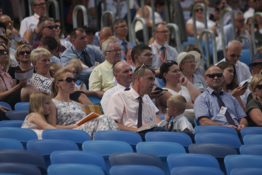 Kongres Świadków Jehowy na Stadionie Śląskim. Dzień 1. Wierni w Chorzowie przez trzy dni będą brać udział w spotkaniach ZDJĘCIA