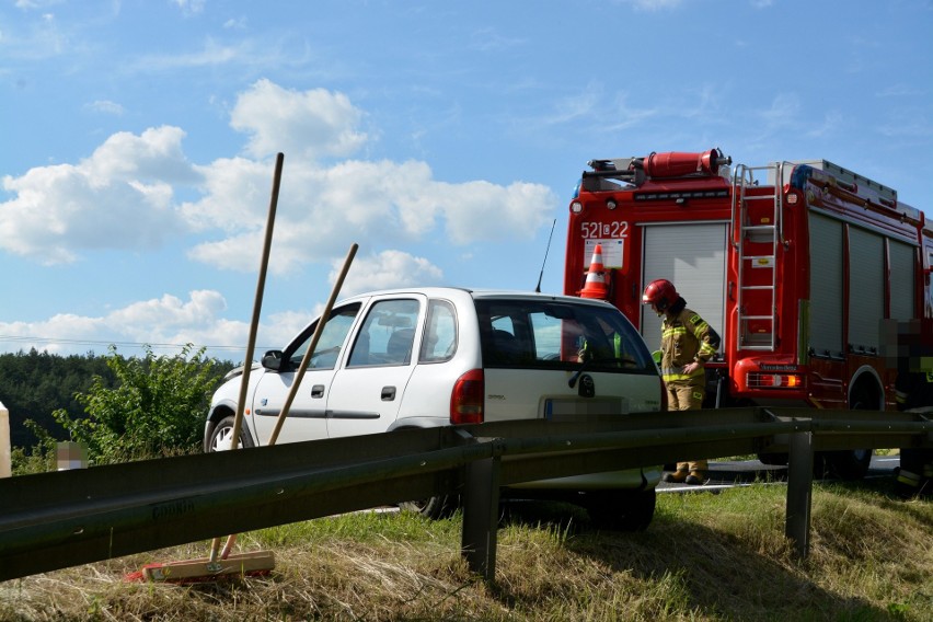 Zderzenie dwóch samochodów osobowych na DK 25 w Orzełku