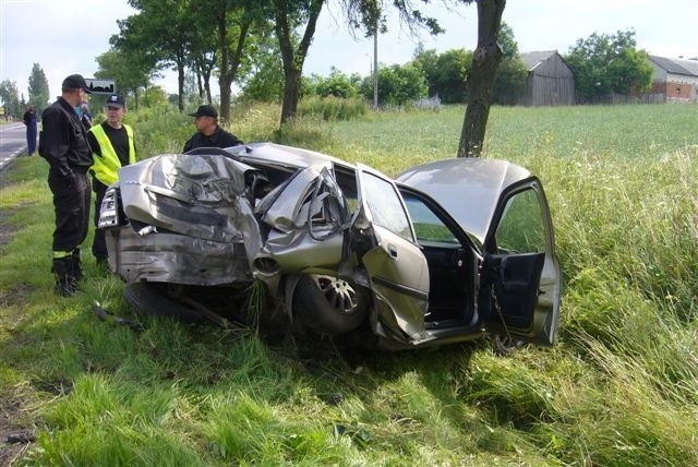 Opel vectra rozbił się o drzewo