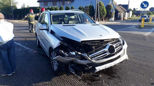 Do groźnego wypadku doszło dzisiaj wieczorem. Mercedes wymusił pierwszeństwo na prawidłowo jadącym volkswagenie.Zdjęcia pochodzą z grupy Kolizyjne Podlasie na Facebook'u. Znajdziesz tam aktualne fotografie wypadków z regionu.