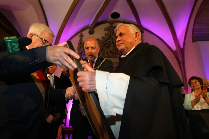 Święto Wrocławia 2015. Honorowi Obywatele odebrali tytuły. Prezydent Dutkiewicz wręczył nagrody