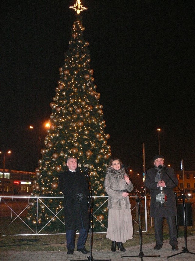Pod piękną, skarżyską choinką wspólnie śpiewali posłanka Marzena Okła &#8211; Drewnowicz, posel Andrzej Bętkowski i prezydent Roman Wojcieszek.