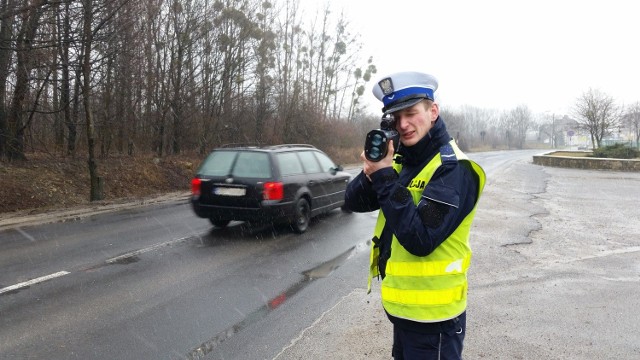 Za przekroczenie prędkości o 50 km/h w terenie zabudowanym można stracić „prawko” na 3 miesiące.