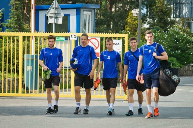 Młodzi piłkarze Zawiszy idą na środowy popołudniowy trening na boocznym boisku od ul. Powstańców Warszawy. Fot. Tomasz Czachorowski