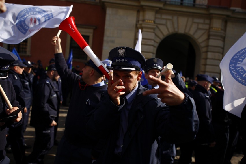 Protest policjantów w Warszawie. Mundurowi domagają się...