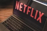 Kontrowersje wokół serialu Netflixa „Emily w Paryżu”. Minister kultury Ukrainy krytykuje twórców