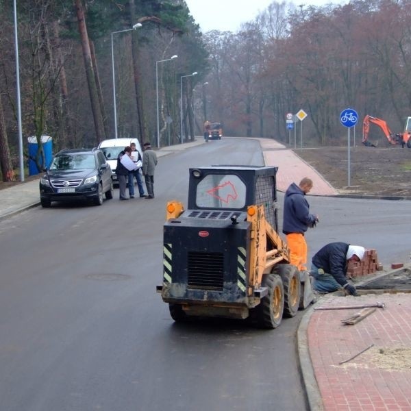 We wtorek robotnicy kończyli prace. Droga została otwarta dla kierowców.