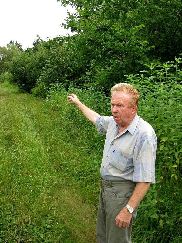 Tam w lesie są groby 300 Niemców - wskazuje Mieczysław Tyl.