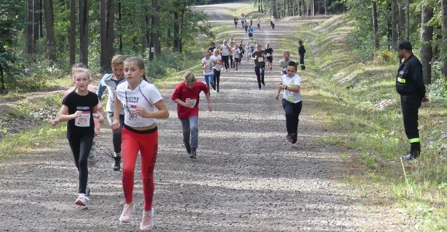 W gminie Górno odbył się bieg „BIEGAJ Z OSP I LGD”. Impreza przyciągnęła ogromną ilość dzieci i młodzieży. Limit 150 miejsc wyczerpał się błyskawicznie. - Bieg odbył się w lesie, w bardzo ładnej scenerii. Ta impreza pokazała, jak przyjemnie można spędzić czas na łonie natury, wśród otaczającej przyrody - mówiła Wioleta Jończyk, jedna z organizatorek.Przed startem rozgrzała do boju wszystkich uczestników trenerka Wioleta Jończyk. Dzieci biegły w trzech kategoriach wiekowych i obejmowały przedział od 1 – 8 klasy. Poza kategorią open wśród dziewczyn oraz chłopców była również dekoracja najszybszego Strażaka oraz Strażaczki. Kategoria miała na celu zmobilizowania młodego pokolenia, by wstąpić do Straży Pożarnej.Nagrody zwycięzcom wręczyli między innymi wójt gminy Górno Przemysław Łysak, prezes Ochotniczej Straży Pożarnej Arkadiusz Grzegolec, naczelnik OSP Marcin Siciarski oraz leśniczy Artur Podgórski z Nadleśnictwa Niestachów.Było również ognisko i liczne nagrody dla startujących. Impreza organizowana została przez Ochotniczą Straż Pożarna w Górnie oraz przez pracowników Gminnego Ośrodka Kultury, finansowana była ze środków budżetu Stowarzyszenia LGD Wokół Łysej Góry. Dodajmy, że stowarzyszenie Biegacz Świętokrzyski na czele z Jackiem Wiatrowskim przekazało 130 dzieciom uczestniczącym w biegu 130 piłek.  (dor)