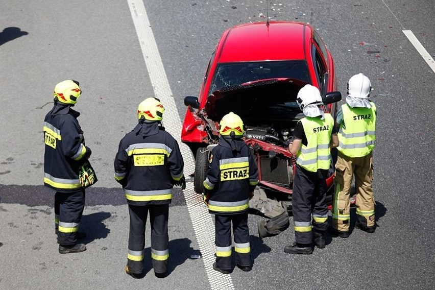 Zmiażdżony przód toyoty po uderzeniu w dostawczaka 