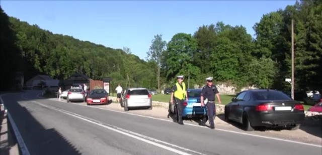 Pieszy patrol policjantów z WRD Komendy Powiatowej Policji w Krakowie podczas zlotu fanów motoryzacji w Pieskowej Skale