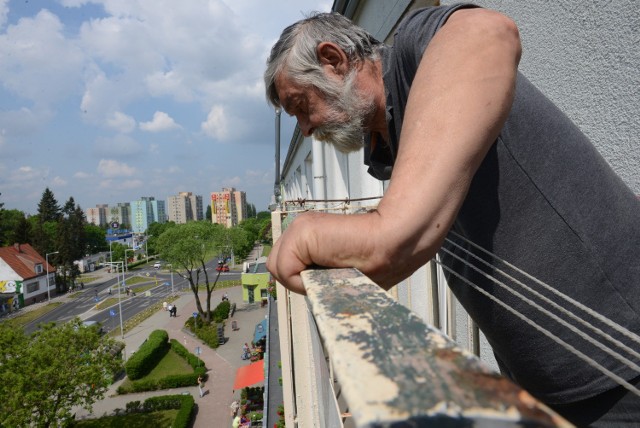 Pan Jerzy nie może uwierzyć w to, że znalazły się osoby, które posądzają go o wyrzucenie własnego psa przez balkon.