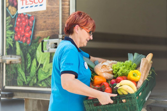 Sklepy Tesco poszukują organizacji pożytku publicznego, które pomagają osobom starszym, samotnym rodzicom, niepełnosprawnym czy innym, którzy ze względów finansowych nie mogą sobie pozwolić na kupno produktów żywnościowych