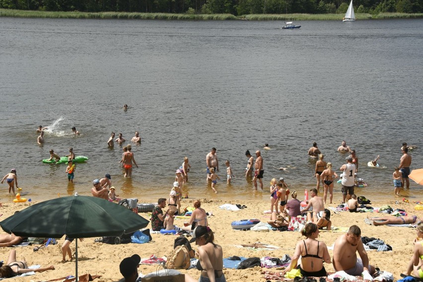 Tak wygląda plaża nad zalewem w Cedzynie. Tłumy plażowiczów [ZDJĘCIA]