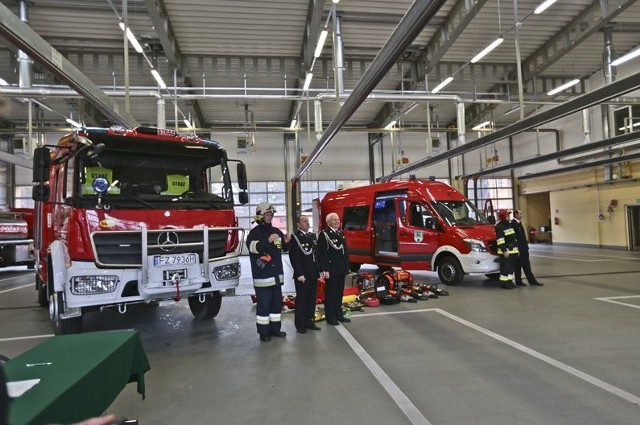 W środę (7 grudnia) w jednostce straży pożarnej przy ul. Sulechowskiej pierwszy raz zawyły syreny nowego wozu bojowego dla ochotników z Zielonej Góry Raculi. Zielonogórscy strażacy z kolei dostali nowy wóz do zadań specjalnych.Strażacy z jednostki przy ul. Sulechowskiej mają nowy wóz. To mercedes benz sprinter 516. To nie koniec prezentów. Wraz z mercedesem kupiono wyposażenie warsztatowe, sygnalizatory bezruchu, pięć kompletnych aparatów oddechowych, 35 butli kompozytowych na sprężone powietrze, 3 butle tlenowe, myjkę i suszarkę do masek oddechowych, agregat prądotwórczy i radiostacje przenośne. Nowy mercedes zielonogórskich strażaków zapewni wsparcie działań ratowniczych. Wyposażenie pojazdu w urządzenia do testowania, czyszczenia i konserwacji sprzętu umożliwia spełnianie funkcji ruchomego warsztatu, który może dojechać do jednostek OSP, a przeszkolony strażak sprawdzi używane aparaty oraz maski. Mało tego, ponieważ w pojeździe zamontowana jest spalinowa sprężarka powietrza, napełni on również butle sprężonym powietrzem.Nowy wóz bojowy dostali również ochotnicy z Raculi. Nie kryli radości z nowego pojazdu, który w tak dużej jednostce jest niezbędny. Na uwagę zasługuje również fakt, że OSP w Raculi ma już ponad 70 lat i niezliczoną liczbę interwencji za sobą.  Od dziś ochotnicy z Raculi mają do dyspozycji mercedesa atego 1530. To średni wóz pożarniczy. Nowy pojazd zajmie miejsce wysłużonego stara 266. Pojazd na akcję zabierze 4,7 tys. litrów wody.Zakupy dla strażaków zostały sfinansowane przez Wojewódzki Funduszu Ochrony Środowiska i Gospodarki Wodnej, starostwo powiatu zielonogórskiego oraz zielonogórski magistrat.Prezydent Zielonej Góry Janusz Kubicki  mówił, że teraz „wór z takimi prezentami” powinien być przynoszony strażakom co najmniej w każde mikołajki.