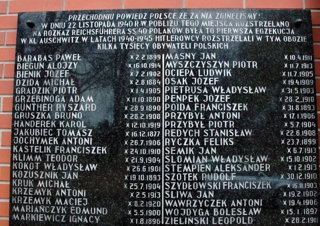 Tablica z ofiarami ofiar pierwszej egzekucji w niemieckim obozie Auschwitz znajduje się na kościele księży salezjanów na os. Zasole