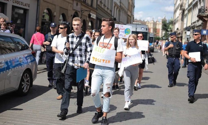 Kraków. Protestowali na rynku przeciwko polityce migracyjnej [ZDJĘCIA, WIDEO]