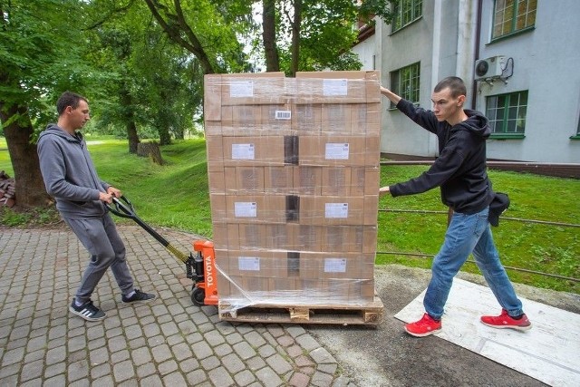 Maski ochronne trafiają do instytucji pomocy społecznej m. in. w powiecie sępoleńskim i tucholskim