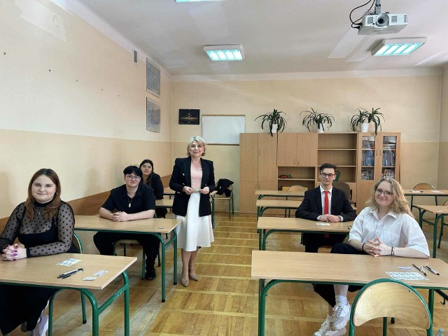 Maturzyści ze staszowskiego "Wyszyna" przed rozpoczęciem pisemnego egzaminu z języka polskiego.Więcej zdjęć>>>