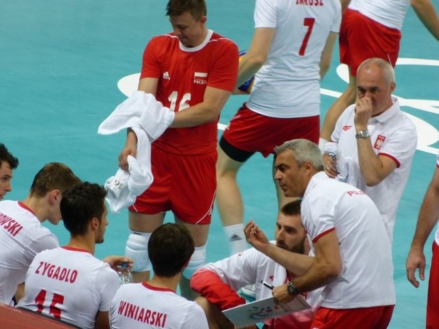Chwila przerwy i narada w polskiej drużynie podczas meczu z Włochami
