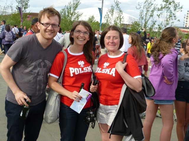 W Parku Olimpijskim nie brakuje polskich kibiców - na zdjęciu Basia (z lewej) i Ania ze swoim znajomym Anglikiem Georgem.
