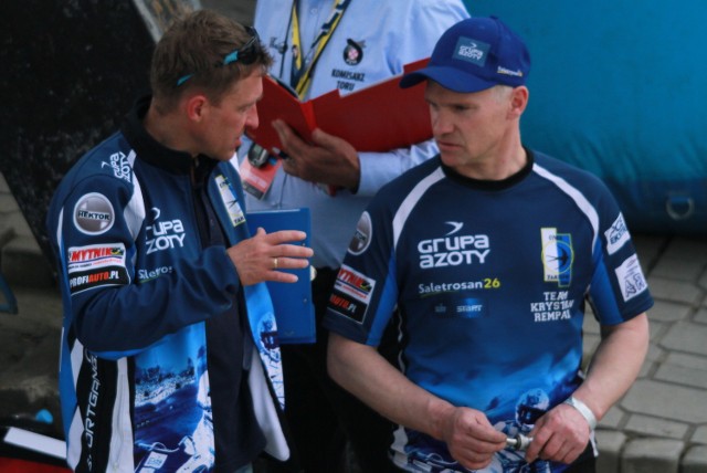 Były zawodnik Unii Jacek Rempała (z prawej) rozmawia z trenerem UKS „Jaskółki” Mirosławem Cierniakiem