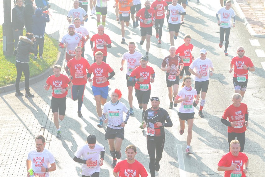 Około 25 tysięcy biegaczy zmaga się z 10-kilometrową trasą...