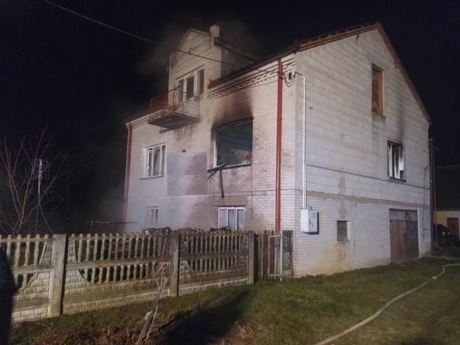 Pożar domu w gminie Szydłów. Strażacy ewakuowali jedną osobę