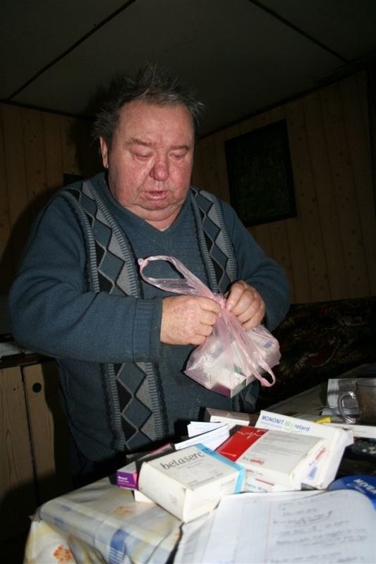 Tadeusz Jóźwik ma tyle chorób, że leki łyka niemal garściami.