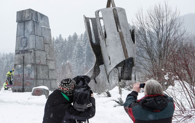 Prace przy rozbiórce pomnika mają się zakończyć do 9 marca. Elementy obiektu trafią do skansenu reliktów komunizmu.