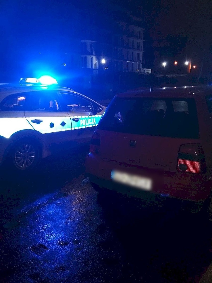 Gdańsk: Kierował pijany i nie zatrzymał się do kontroli, uderzył w radiowóz. Porzucił samochód i zaczął uciekać 