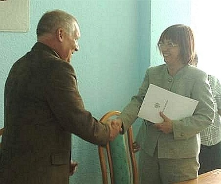 Wojewoda Helena Hatka podpisuje właśnie umowę z Tadeuszem Federem, burmistrzem Strzelec Krajeńskich.