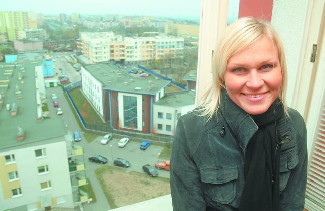 Agata Banaszewska w oknie swojego przyszłego gabinetu. To urzędnicze jest mniej przyjazne