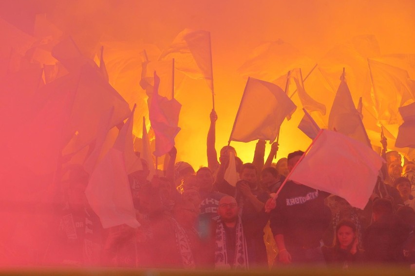 Lech Poznań: Grupa kibiców Ultras Lech przestała istnieć. Kto zajmie się oprawami? Znamy kulisy ataku chuliganów Widzewa Łódź