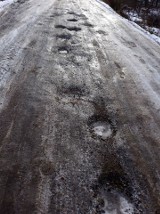 Po zimie zostały dziury w drogach. Burmistrz Suchedniowa mówi - naprawiamy